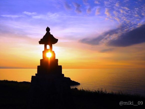 佐渡島の春日崎の石灯籠と夕日