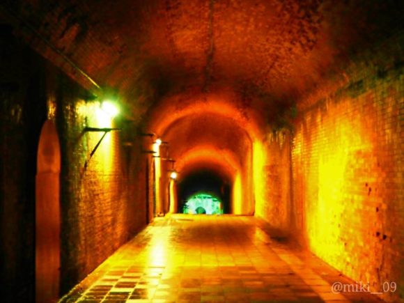 東京湾の無人島猿島のトンネル