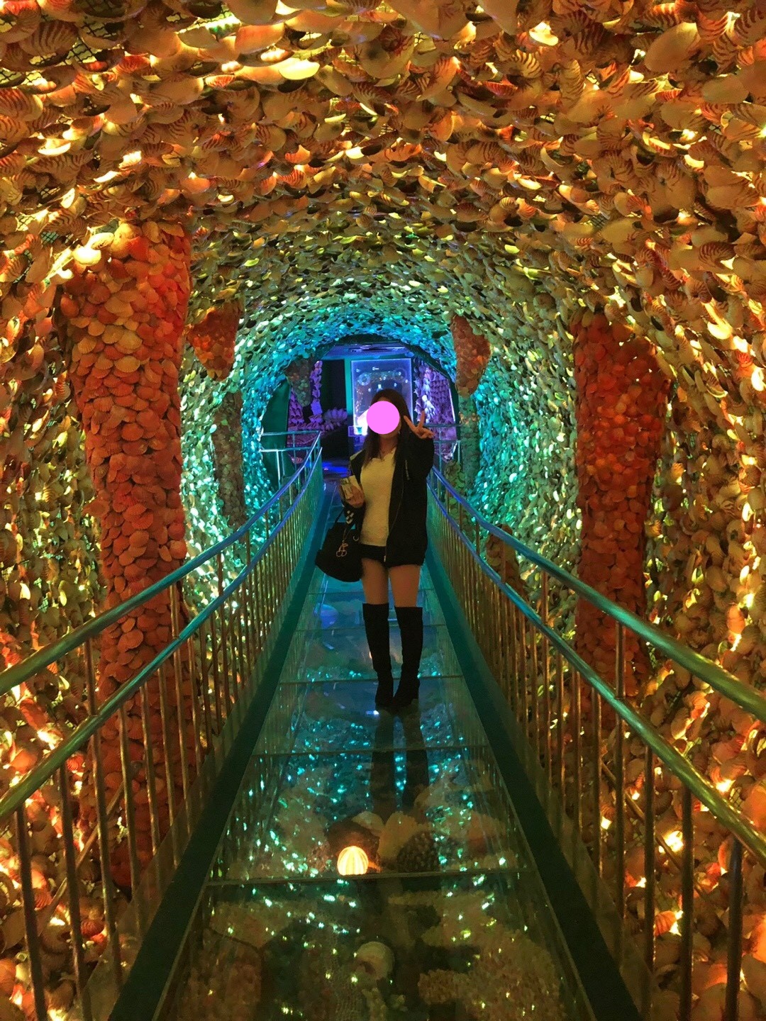 竹島ファンタジー館の貝殻でできた光のトンネル
