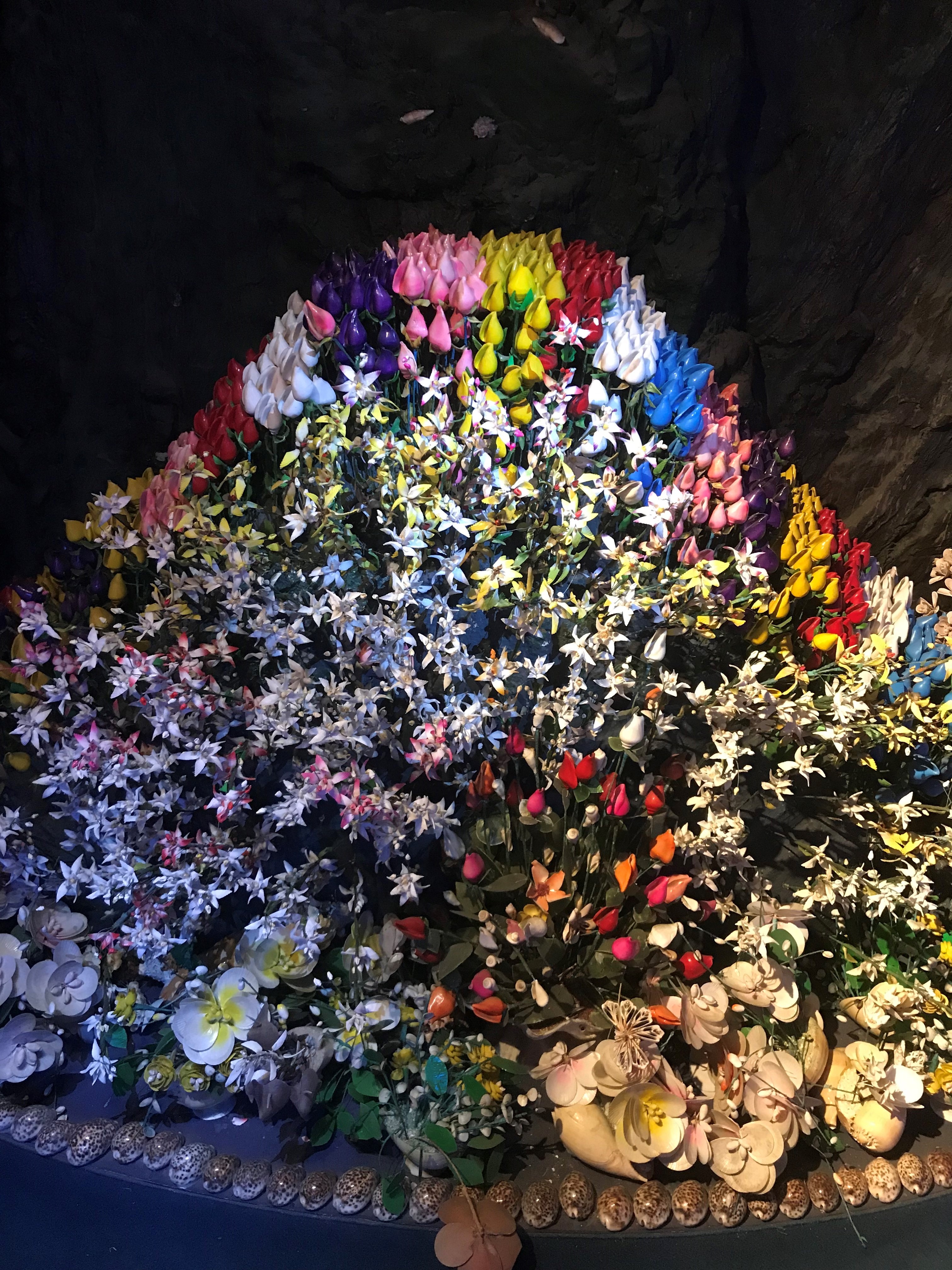 竹島ファンタジー館の貝殻で作ったカラフルなお花たちや展示物